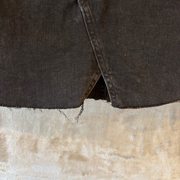 Black Mini Raw Hem Rigid Denim A-Line Sz 27 Front slit Grunge Y2K Festival - Picture 6 of 9